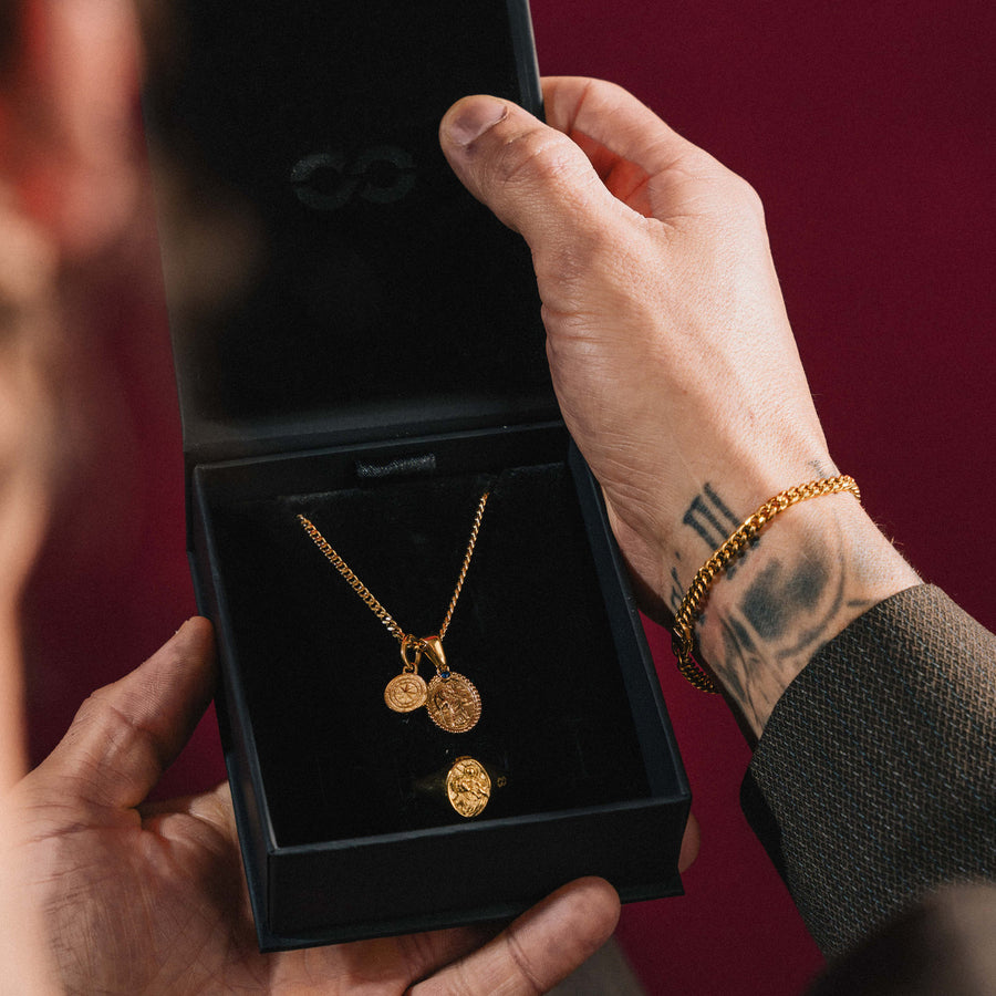 The Traveler Gift Set on model